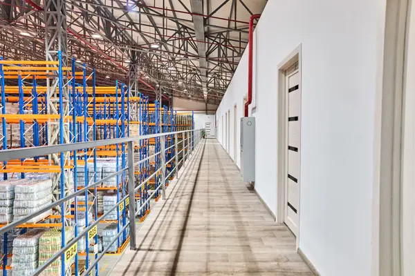 Стеллажи склада 9 000 м²